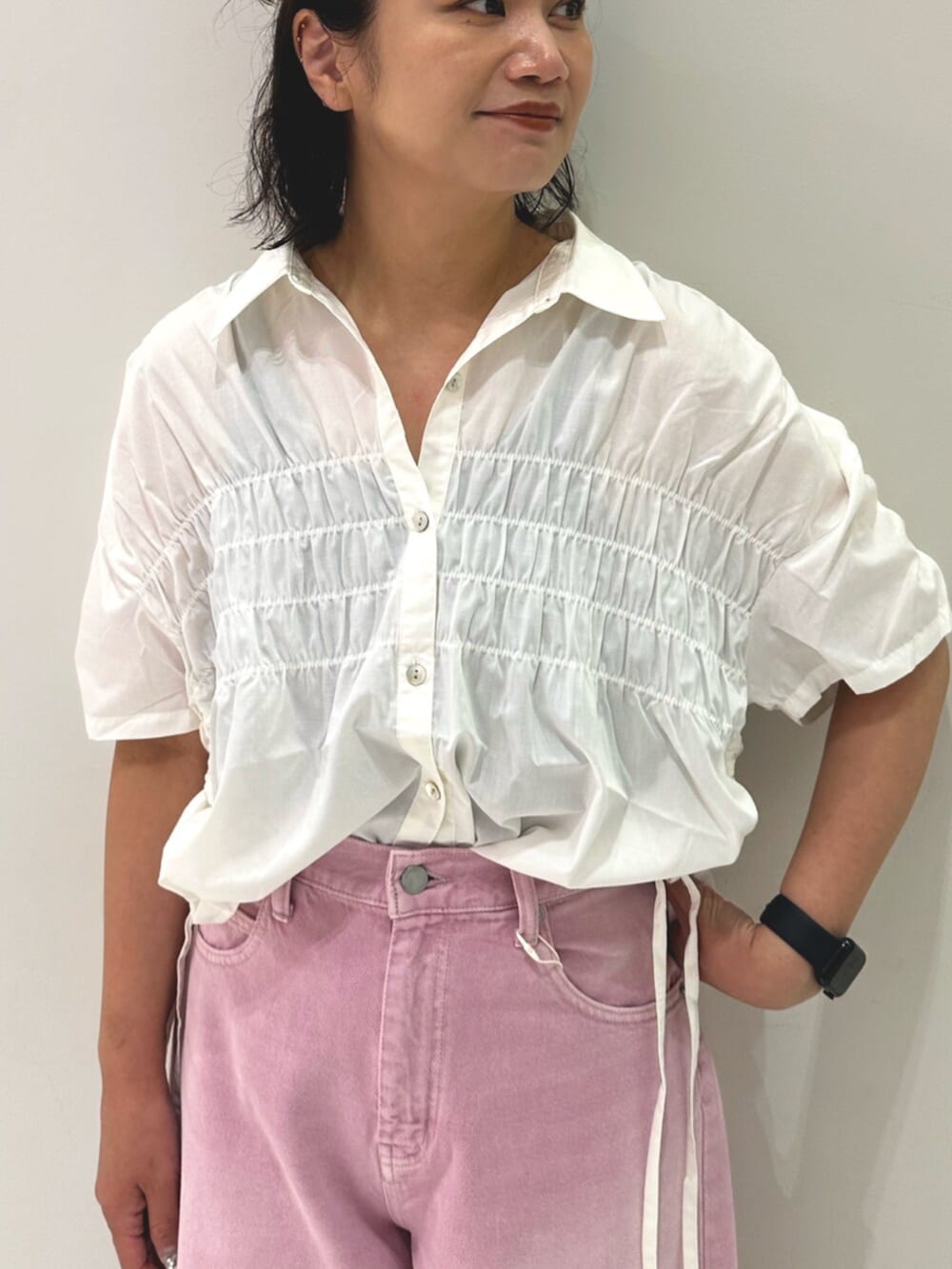 ホワイト系のシャツ/ブラウス、ピンク系のデニムパンツを着用したレディースの夏コーディネートの4枚目の写真