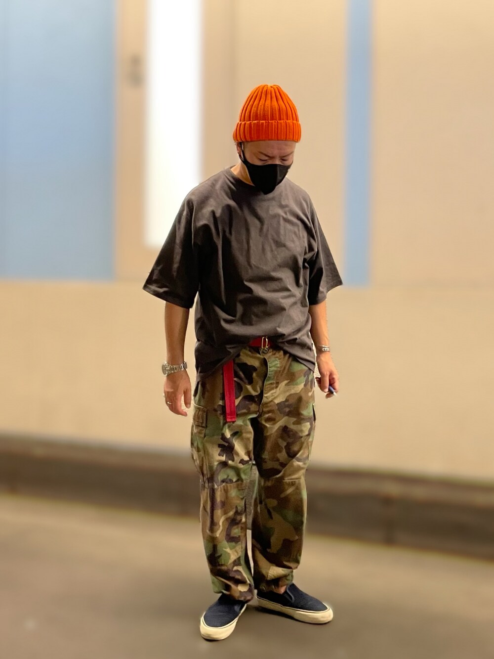 グレー系のTシャツ/カットソー、その他のカーゴパンツ、ブルー系のスニーカーを着用したメンズの夏コーディネートの2枚目の写真