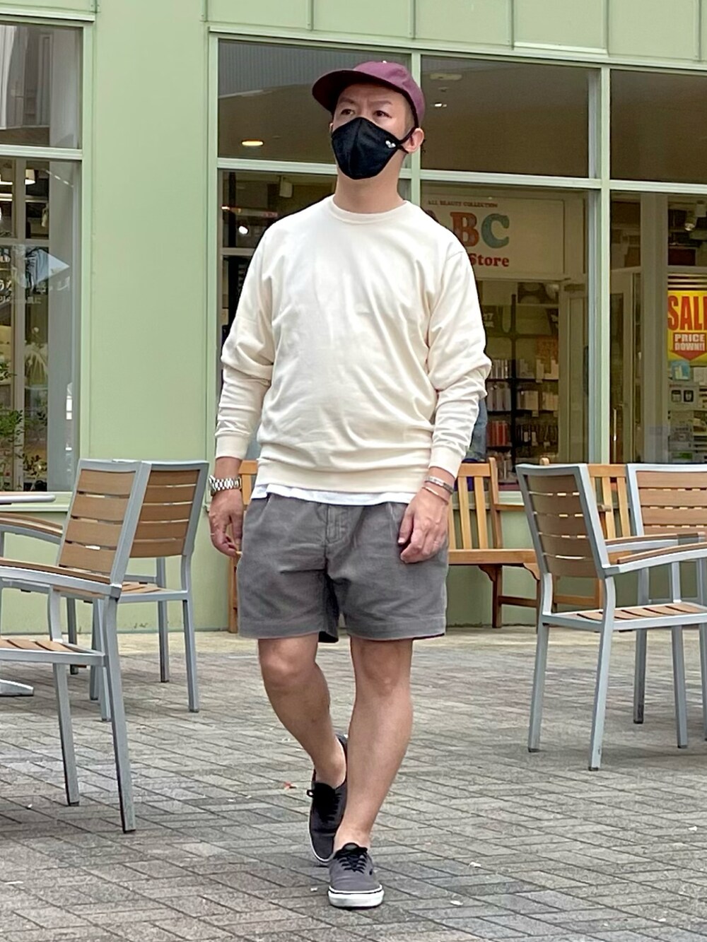 グレー系のその他パンツ、ブラック系のスニーカー、ベージュ系のTシャツ/カットソーを着用したメンズの夏コーディネートの2枚目の写真