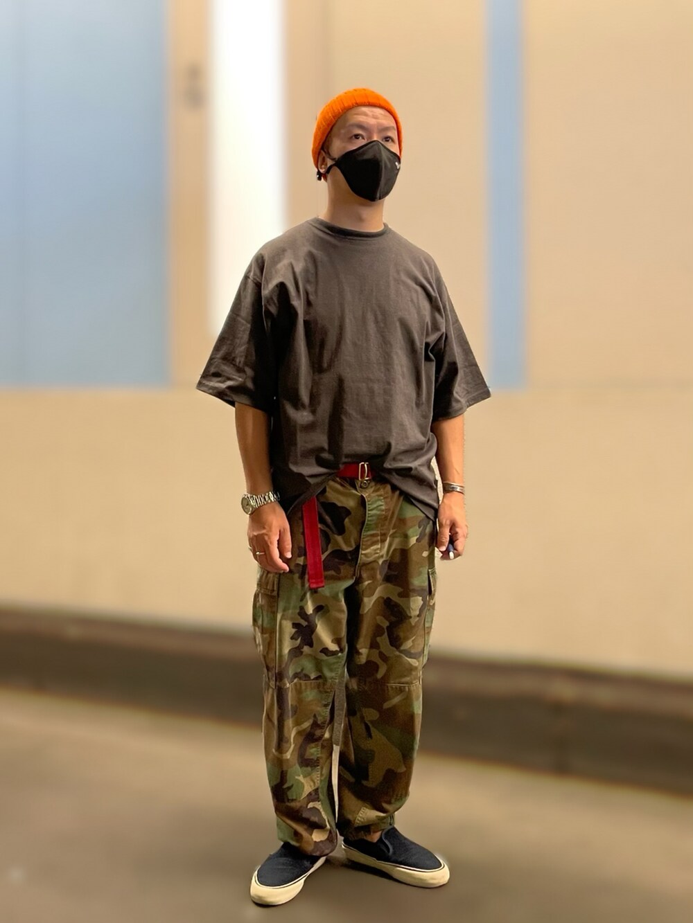 グレー系のTシャツ/カットソー、その他のカーゴパンツ、ブルー系のスニーカーを着用したメンズの夏コーディネートの3枚目の写真