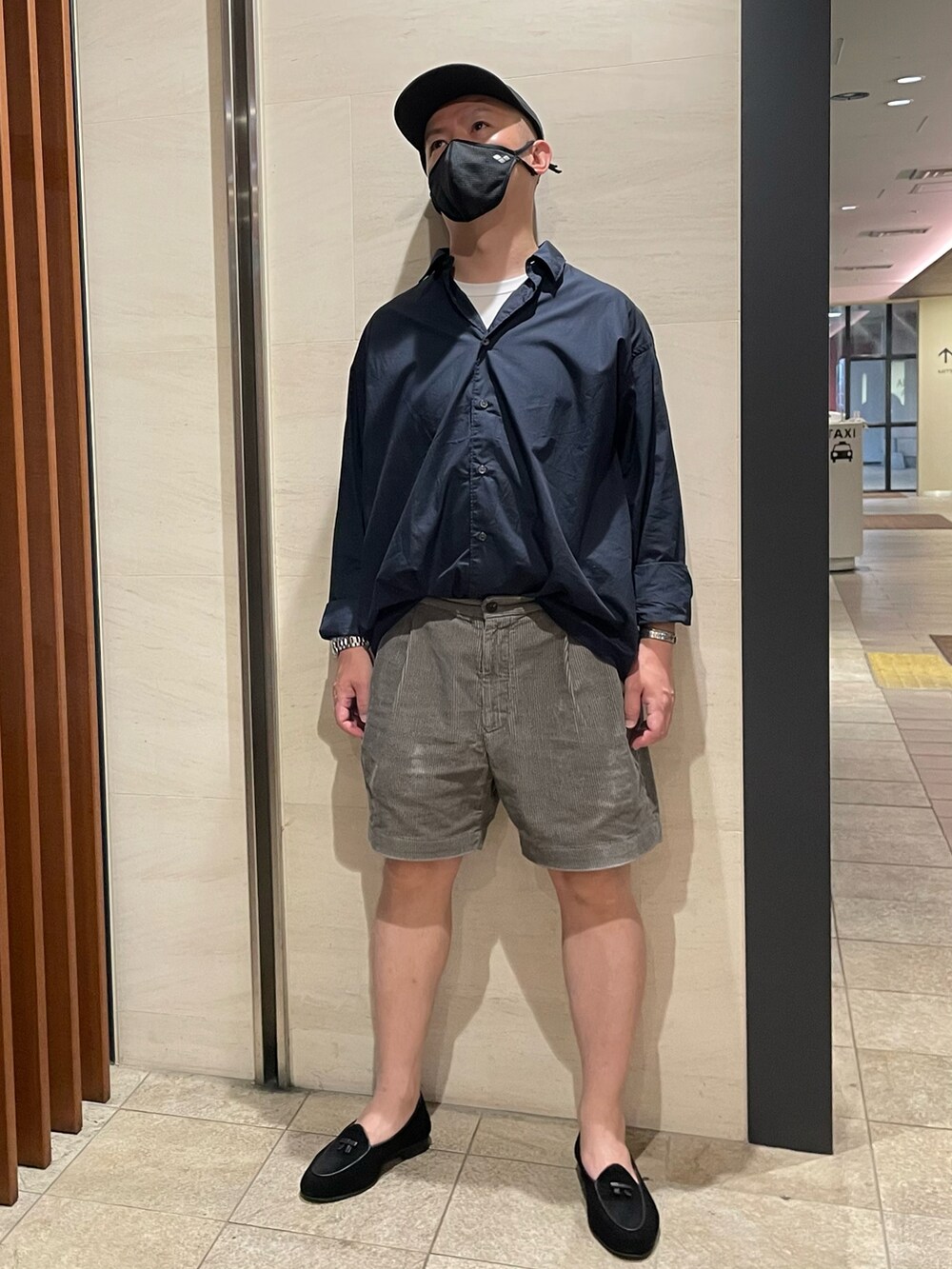 ブルー系のシャツ/ブラウス、グレー系のその他パンツ、ブラック系のパンプスを着用したメンズの夏コーディネートの2枚目の写真