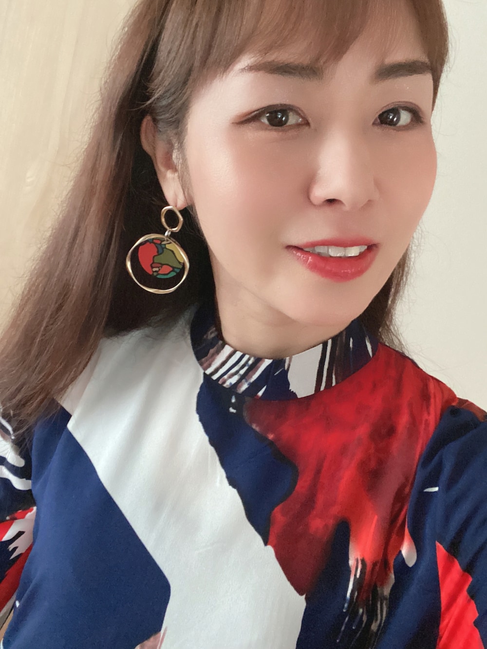 その他のワンピース、ブラック系のドレスシューズを着用したレディースの冬コーディネートの2枚目の写真