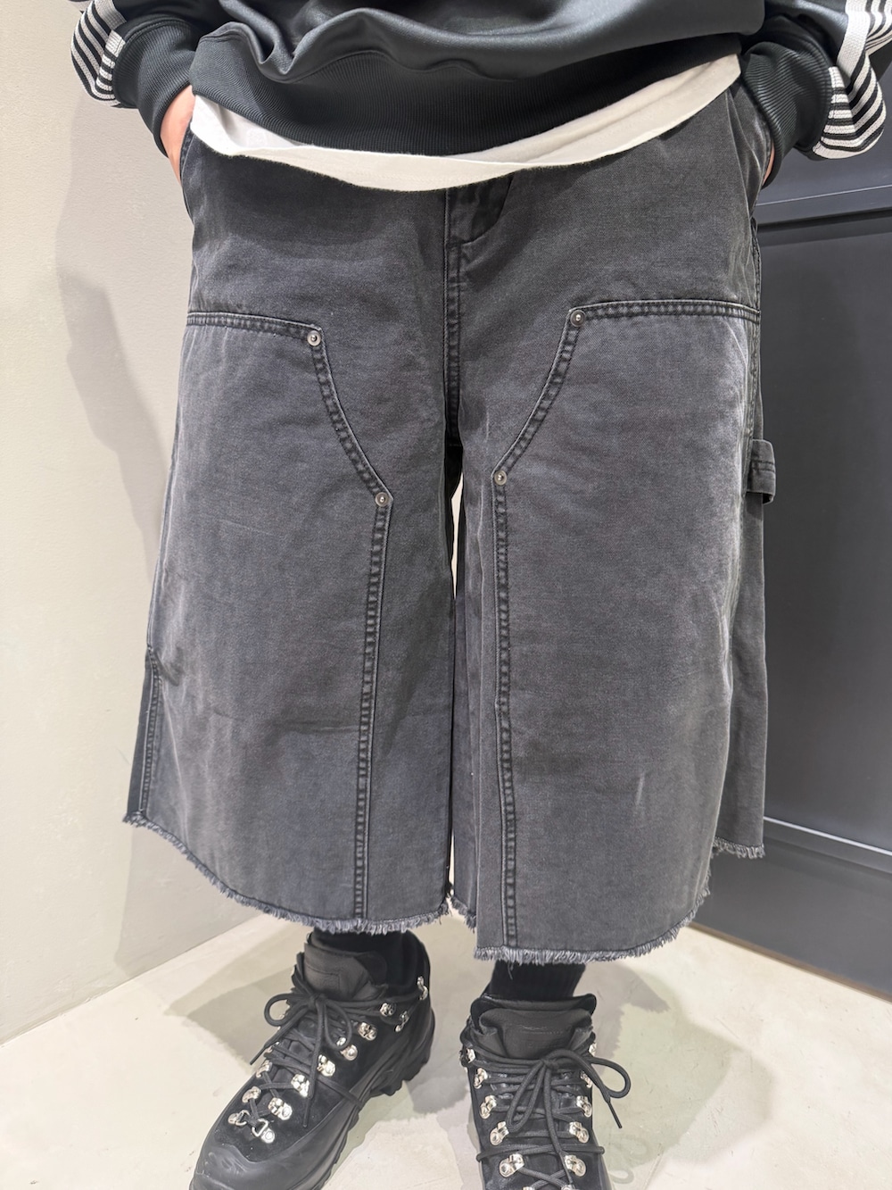 ブラック系のその他パンツを着用したメンズの春コーディネートの4枚目の写真