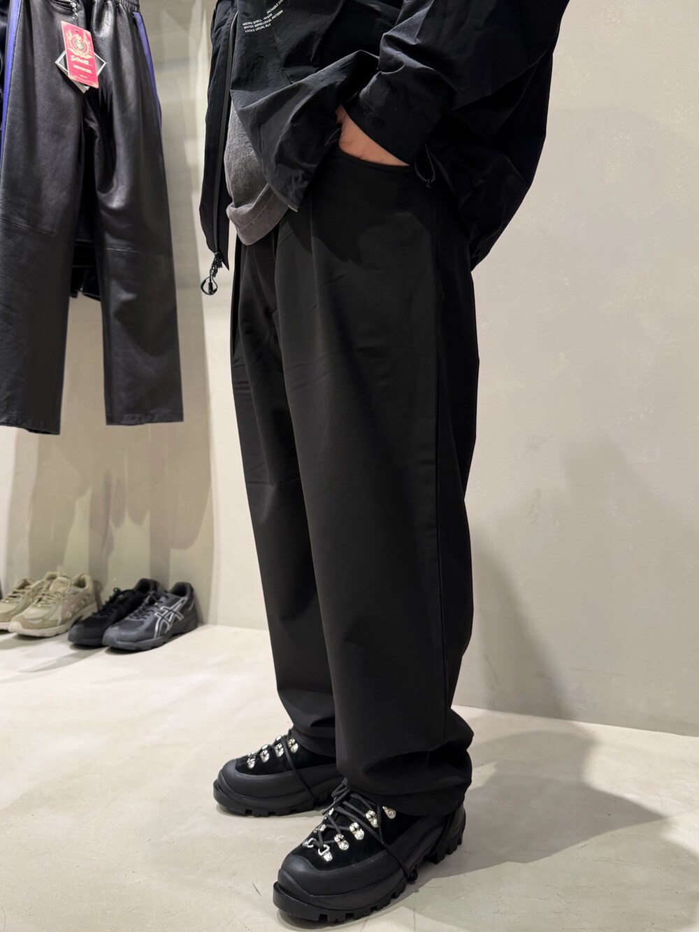 ブラック系のマウンテンパーカー、ブラック系のその他パンツを着用したメンズの冬コーディネートの5枚目の写真