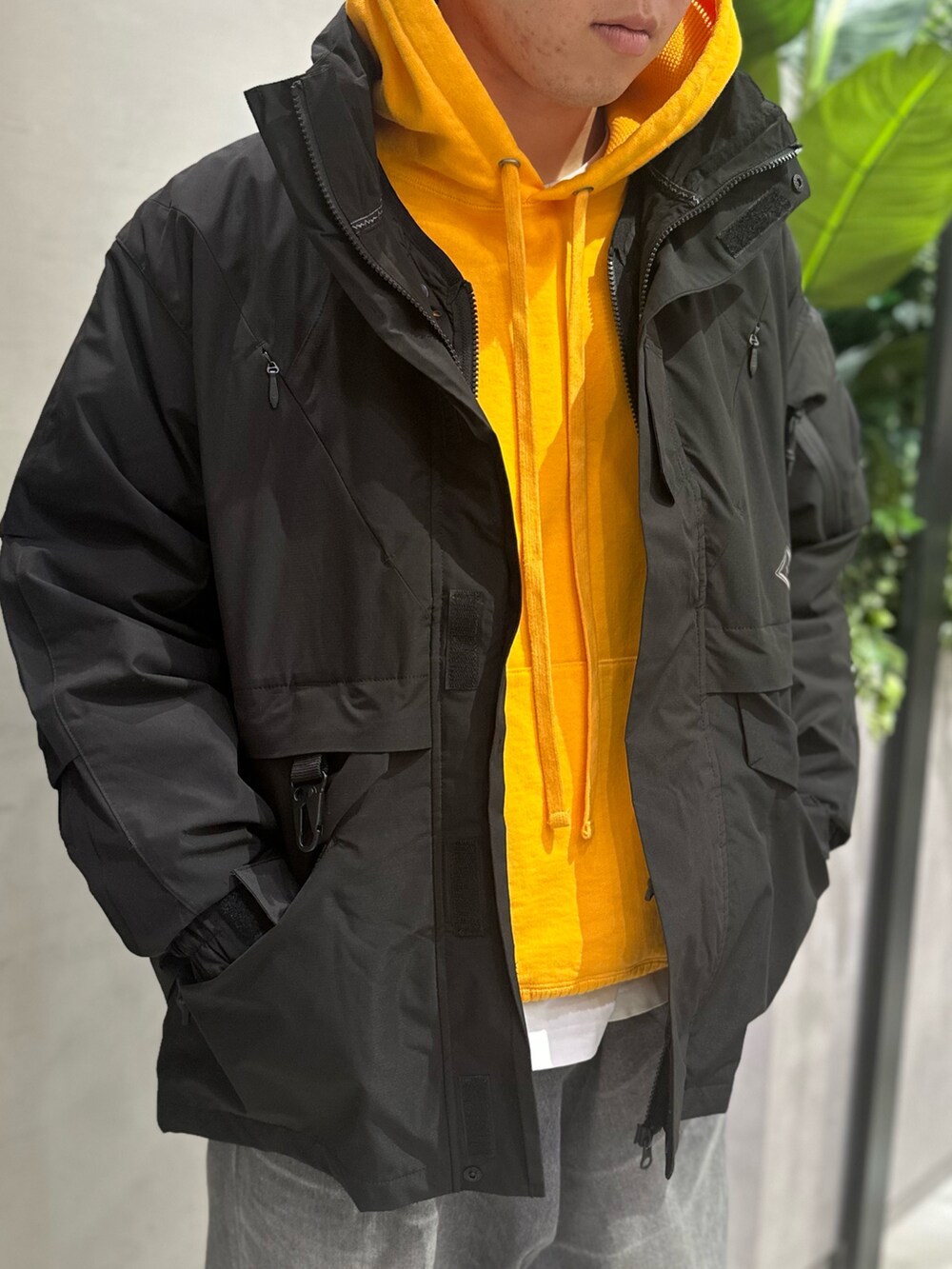 ブラック系のブルゾン、ブラック系のキャップを着用したメンズの秋コーディネートの3枚目の写真