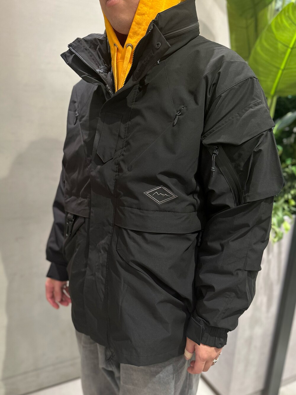 ブラック系のブルゾン、ブラック系のキャップを着用したメンズの秋コーディネートの2枚目の写真