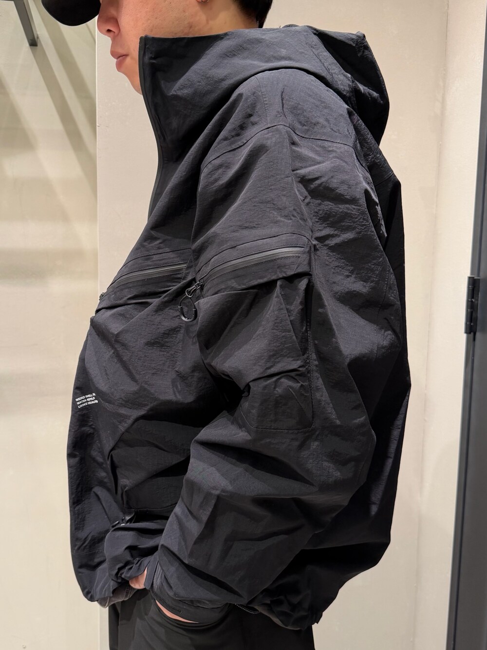 ブラック系のマウンテンパーカー、ブラック系のその他パンツを着用したメンズの冬コーディネートの4枚目の写真