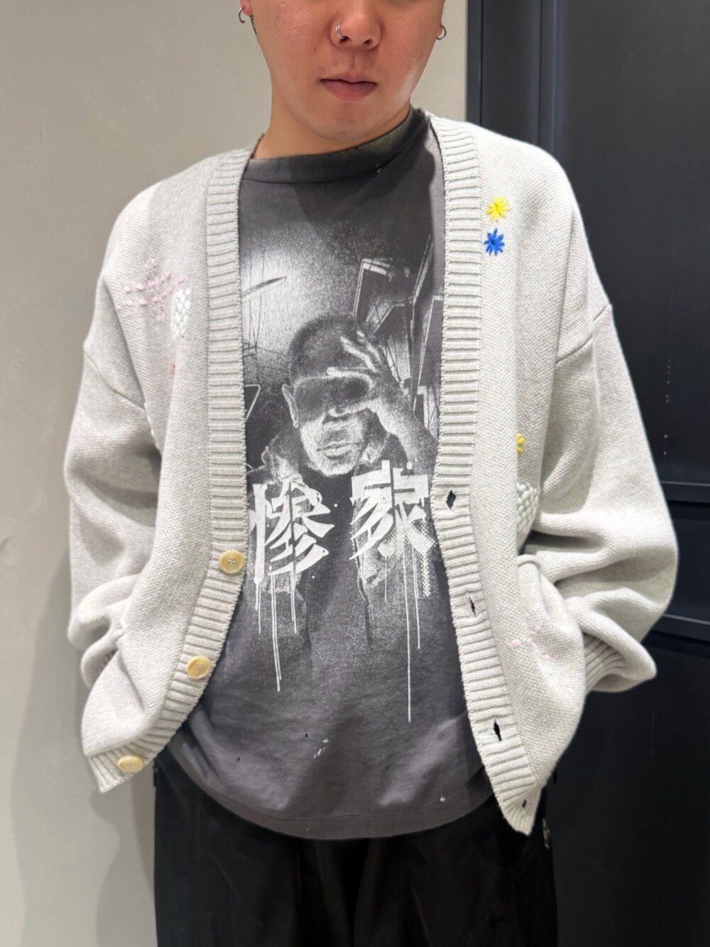 グレー系のカーディガン/ボレロを着用したメンズの秋コーディネートの2枚目の写真