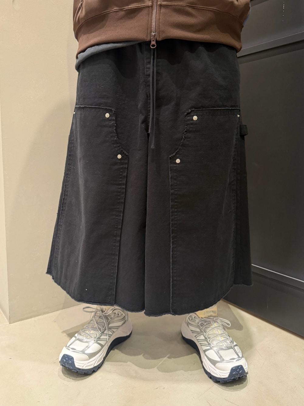 ブラック系のその他パンツ、シルバー系のスニーカーを着用したメンズの春コーディネートの5枚目の写真