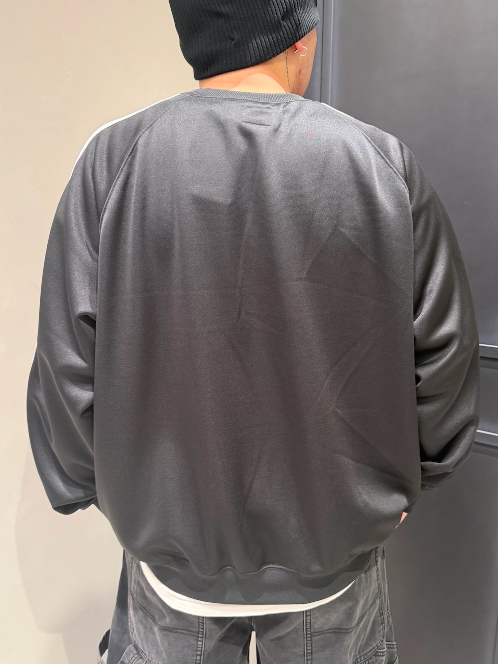 ブラック系のその他パンツを着用したメンズの春コーディネートの3枚目の写真