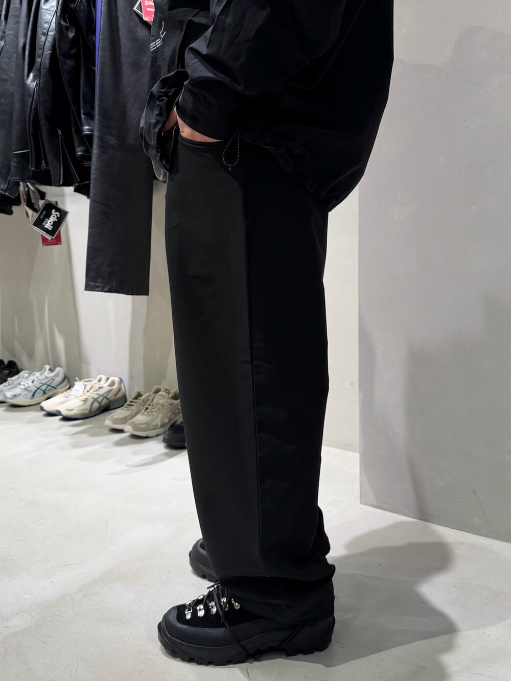 ブラック系のマウンテンパーカー、ブラック系のその他パンツを着用したメンズの冬コーディネートの6枚目の写真