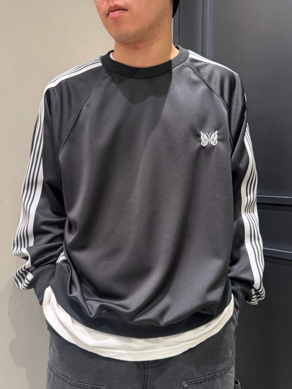 ブラック系のその他パンツを着用したメンズの春コーディネートの2枚目の写真