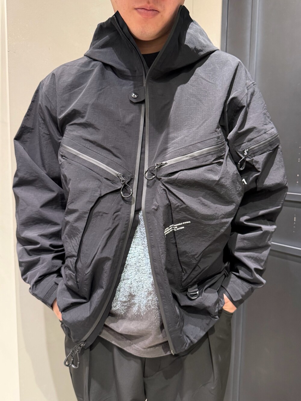 ブラック系のマウンテンパーカー、ブラック系のその他パンツを着用したメンズの冬コーディネートの3枚目の写真