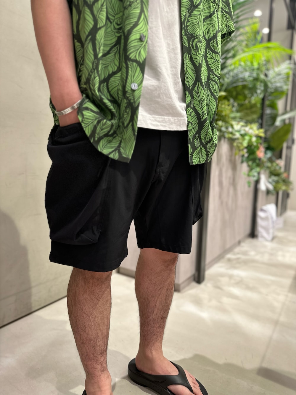 ブラック系のサンダル、ブラック系のその他パンツ、グリーン系のシャツ/ブラウスを着用したメンズの夏コーディネートの3枚目の写真