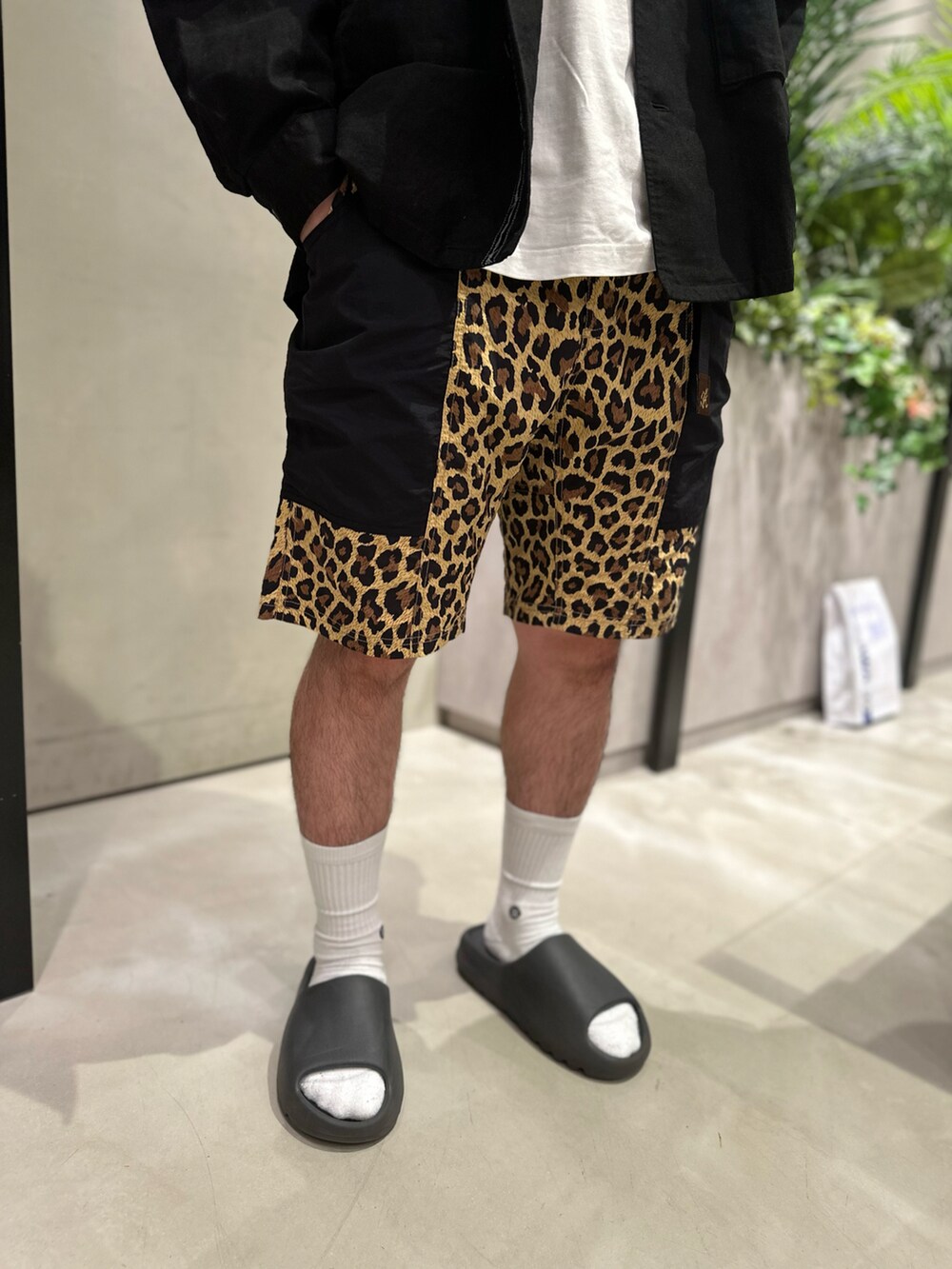 イエロー系のその他パンツ、ブラック系のシャツ/ブラウス、ブラック系のキャップを着用したメンズの夏コーディネートの4枚目の写真