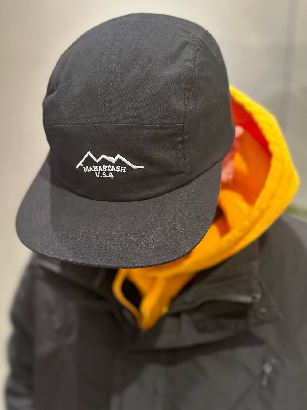 ブラック系のブルゾン、ブラック系のキャップを着用したメンズの秋コーディネートの4枚目の写真