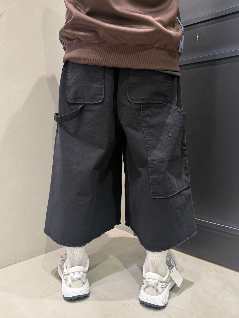 ブラック系のその他パンツ、シルバー系のスニーカーを着用したメンズの春コーディネートの6枚目の写真