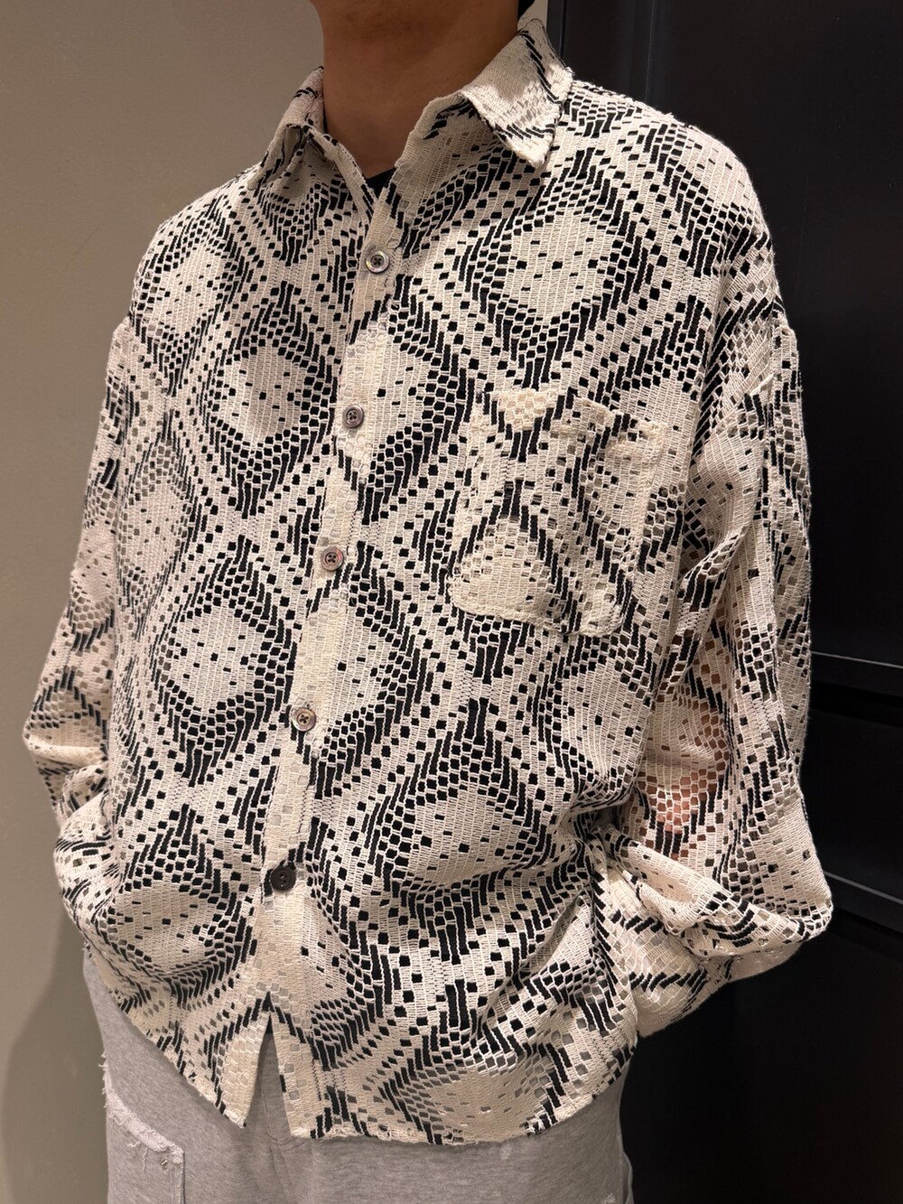 ブラック系のシャツ/ブラウス、グレー系のその他パンツを着用したメンズの春コーディネートの2枚目の写真