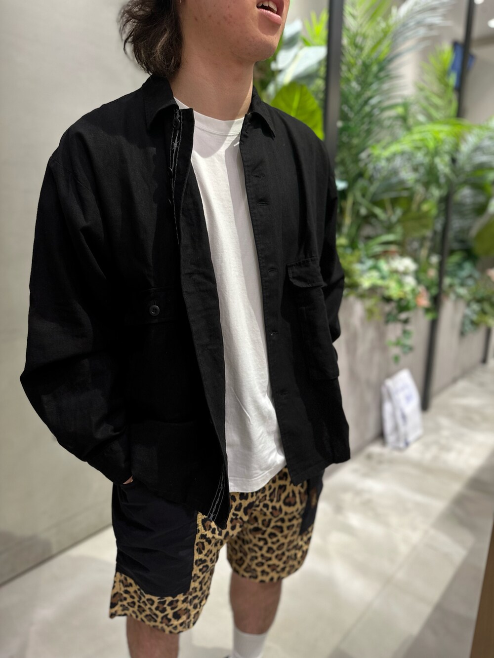 イエロー系のその他パンツ、ブラック系のシャツ/ブラウス、ブラック系のキャップを着用したメンズの夏コーディネートの2枚目の写真
