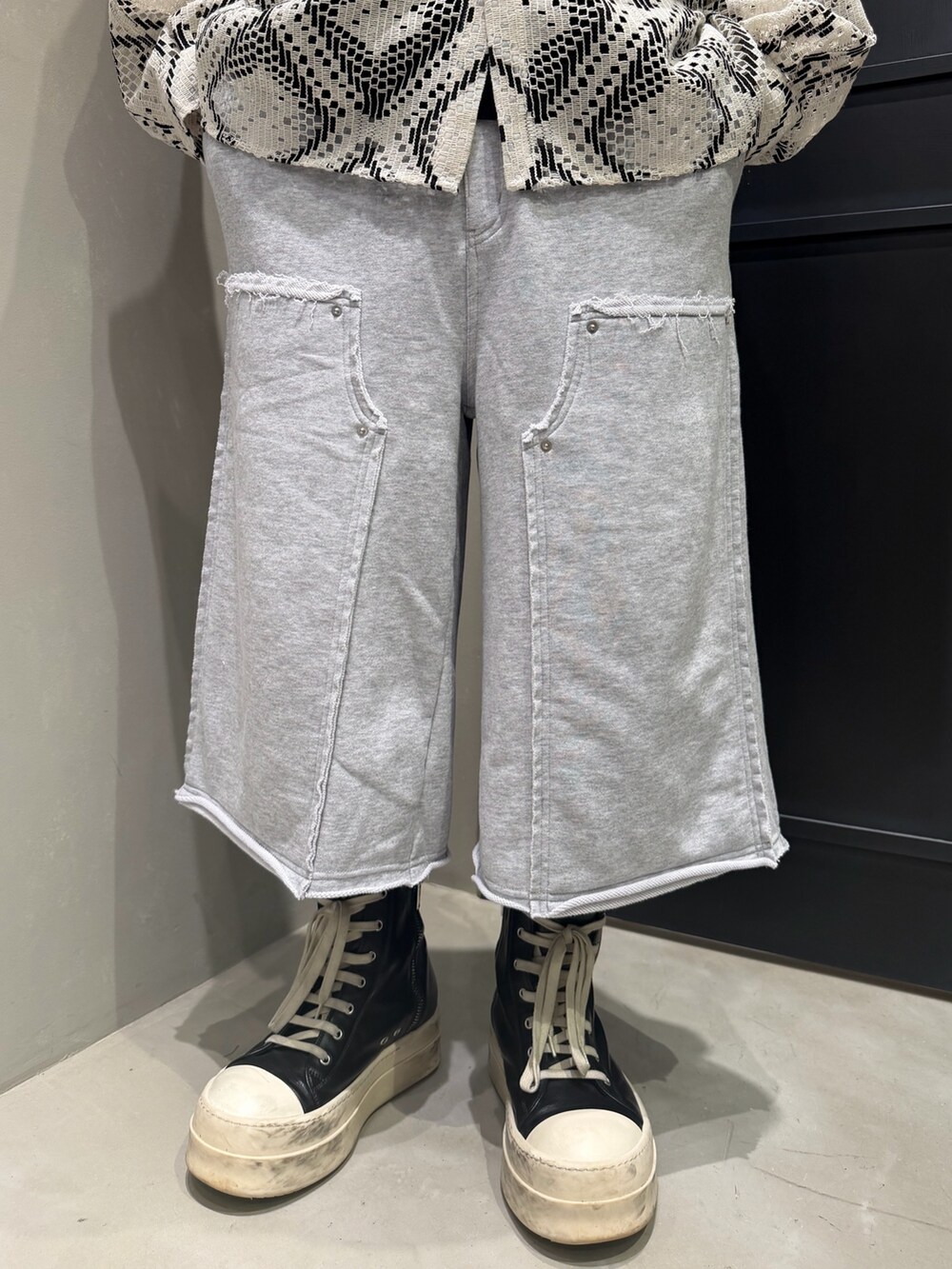 ブラック系のシャツ/ブラウス、グレー系のその他パンツを着用したメンズの春コーディネートの4枚目の写真