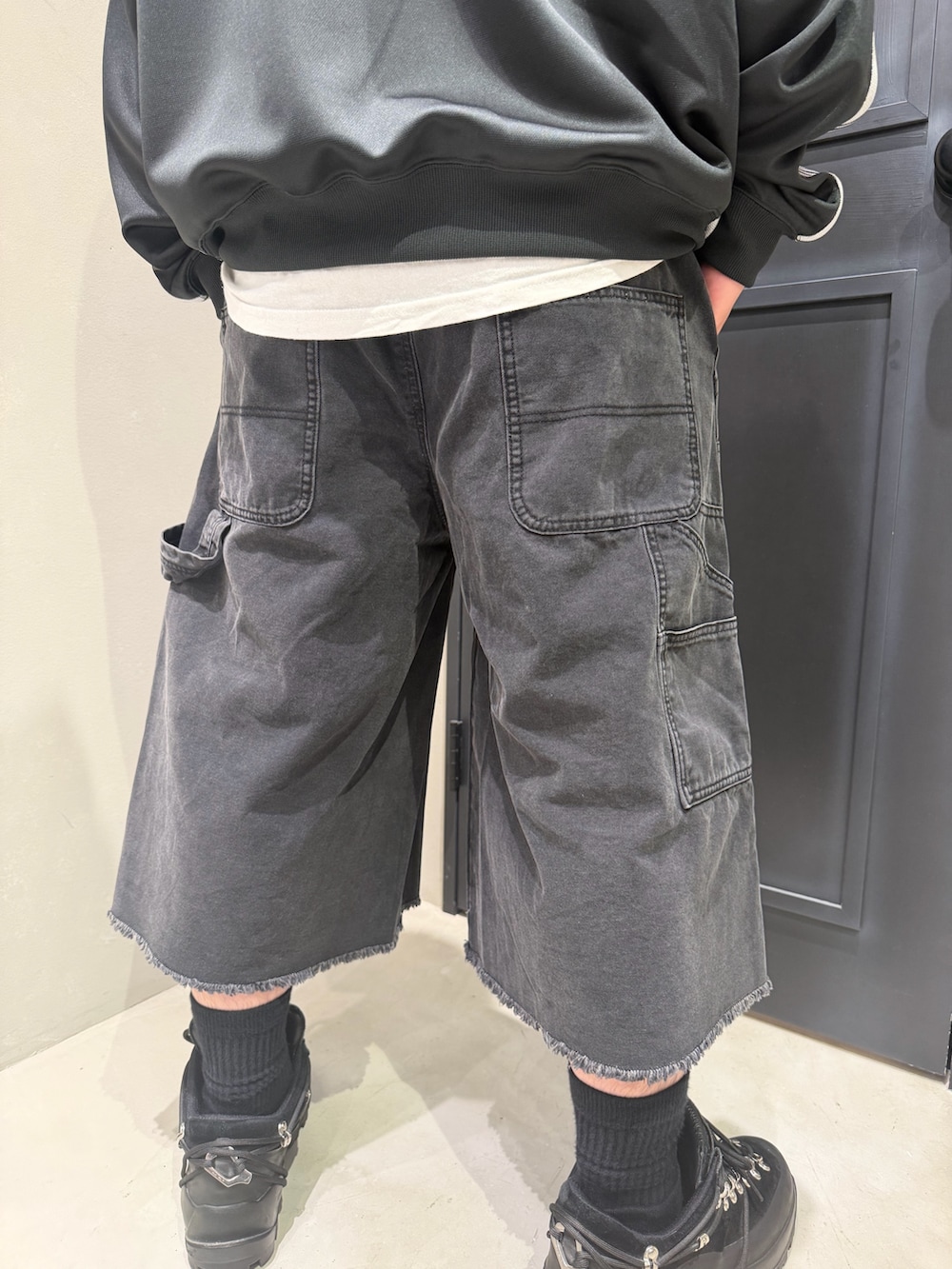 ブラック系のその他パンツを着用したメンズの春コーディネートの6枚目の写真