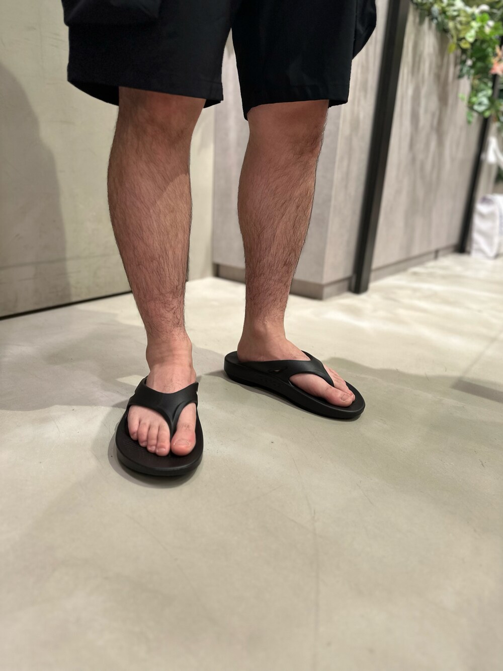 ブラック系のサンダル、ブラック系のその他パンツ、グリーン系のシャツ/ブラウスを着用したメンズの夏コーディネートの4枚目の写真