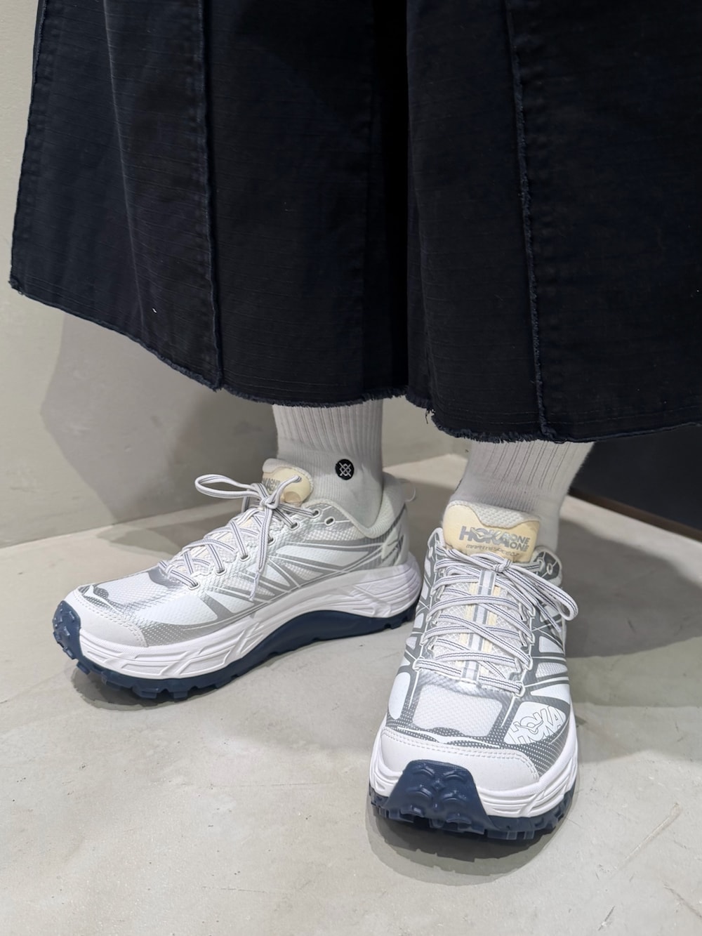 ブラック系のその他パンツ、シルバー系のスニーカーを着用したメンズの春コーディネートの7枚目の写真