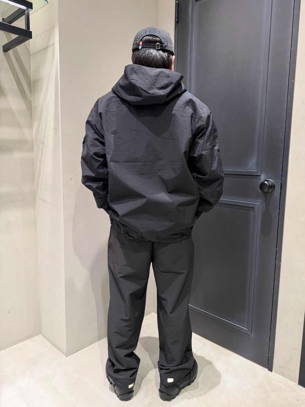 ブラック系のマウンテンパーカー、ブラック系のその他パンツを着用したメンズの冬コーディネートの2枚目の写真