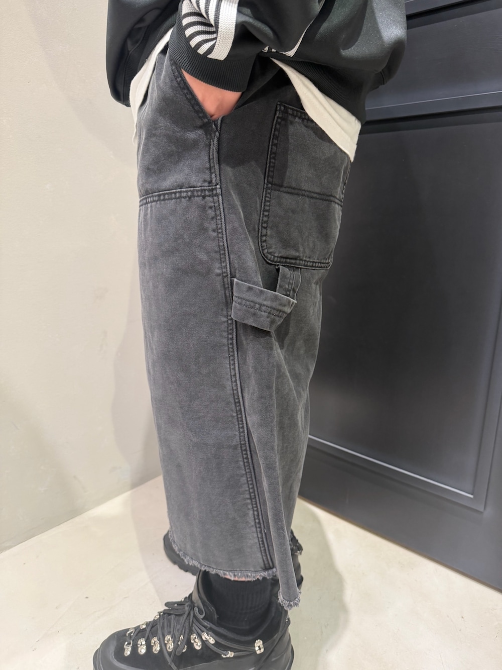 ブラック系のその他パンツを着用したメンズの春コーディネートの5枚目の写真