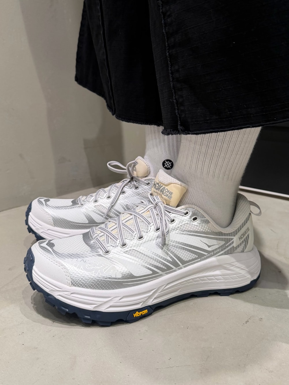 ブラック系のその他パンツ、シルバー系のスニーカーを着用したメンズの春コーディネートの8枚目の写真