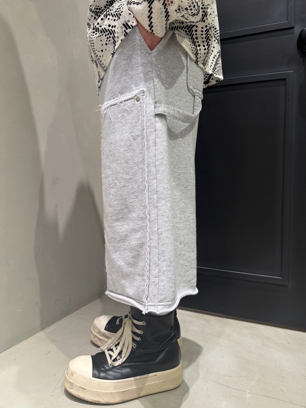 ブラック系のシャツ/ブラウス、グレー系のその他パンツを着用したメンズの春コーディネートの5枚目の写真