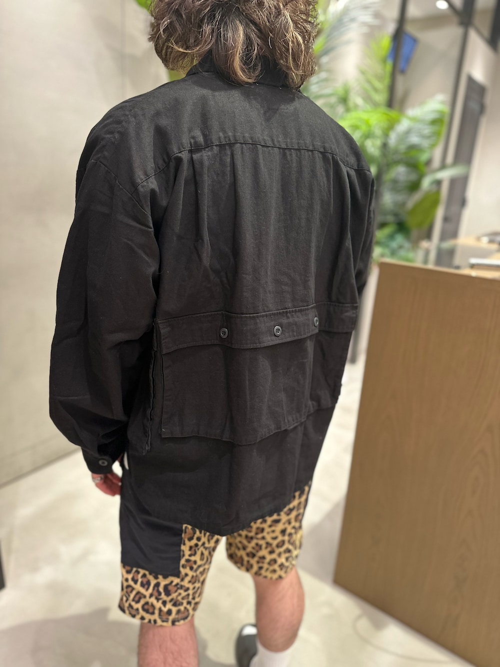 イエロー系のその他パンツ、ブラック系のシャツ/ブラウス、ブラック系のキャップを着用したメンズの夏コーディネートの3枚目の写真