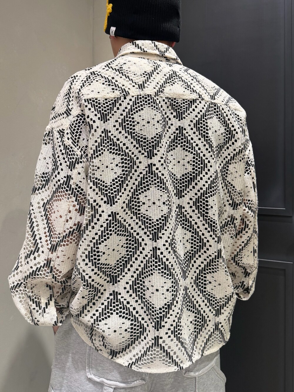 ブラック系のシャツ/ブラウス、グレー系のその他パンツを着用したメンズの春コーディネートの3枚目の写真