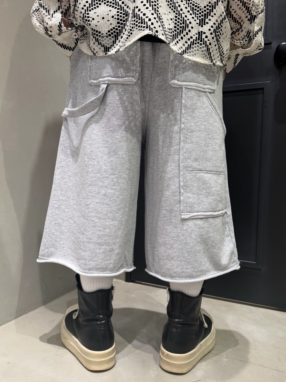 ブラック系のシャツ/ブラウス、グレー系のその他パンツを着用したメンズの春コーディネートの6枚目の写真