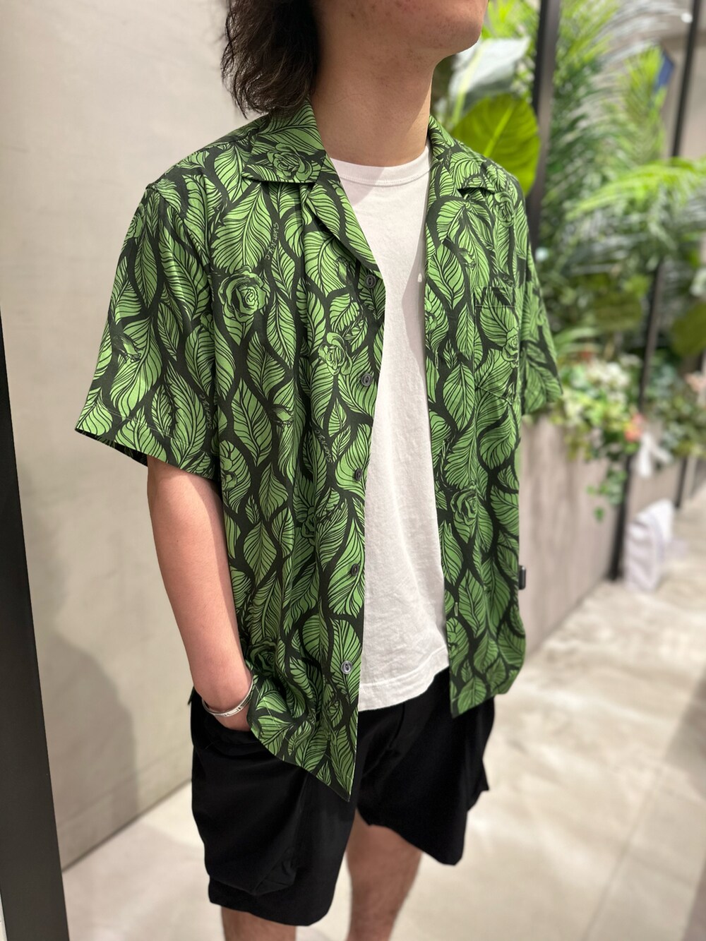 ブラック系のサンダル、ブラック系のその他パンツ、グリーン系のシャツ/ブラウスを着用したメンズの夏コーディネートの2枚目の写真