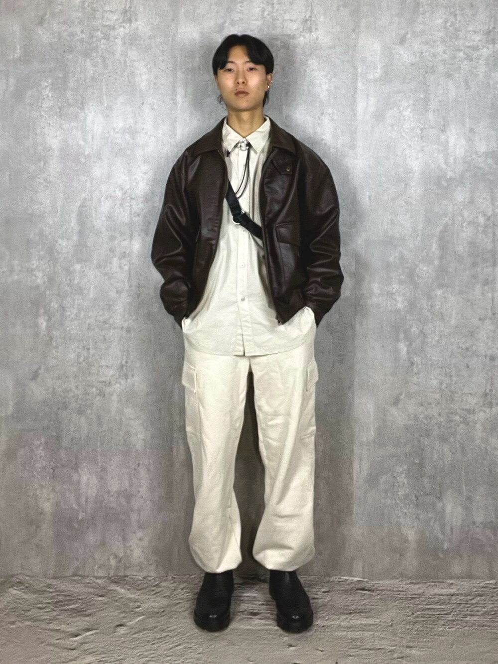 ブラック系のブーツ、ホワイト系のスウェットパンツ、ホワイト系のシャツ/ブラウスを着用したメンズの冬コーディネートの3枚目の写真