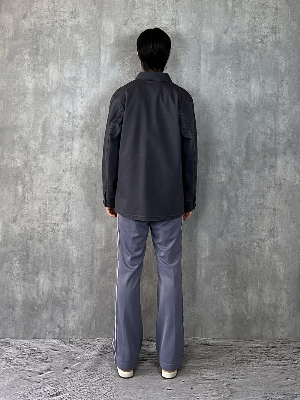 グレー系のスニーカー、パープル系のパンツ、ブラック系のニット/セーターを着用したメンズの冬コーディネートの5枚目の写真