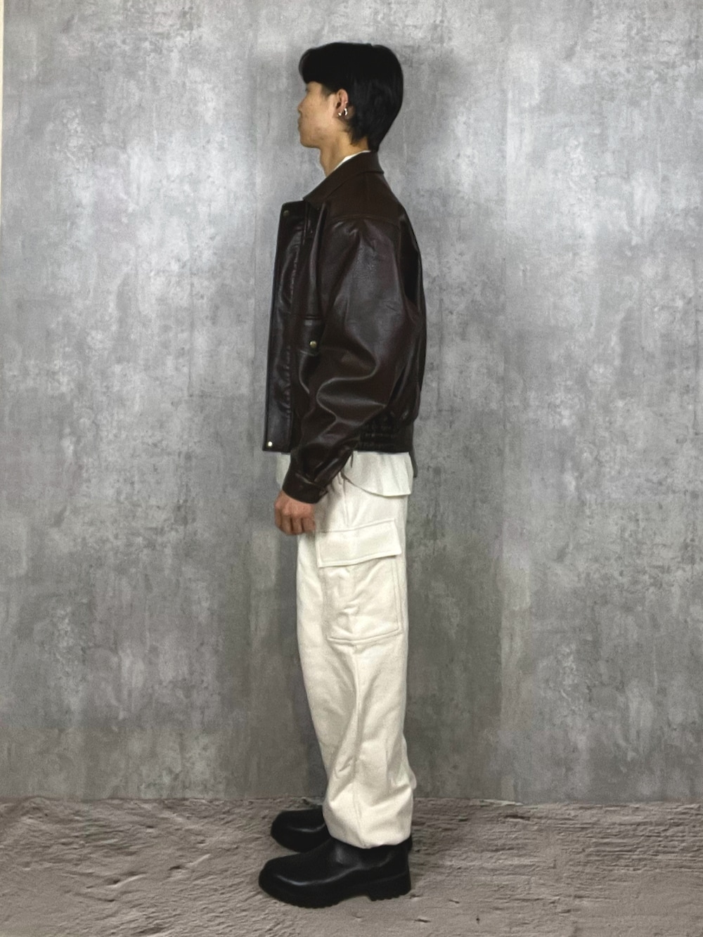 ブラック系のブーツ、ホワイト系のスウェットパンツ、ホワイト系のシャツ/ブラウスを着用したメンズの冬コーディネートの4枚目の写真