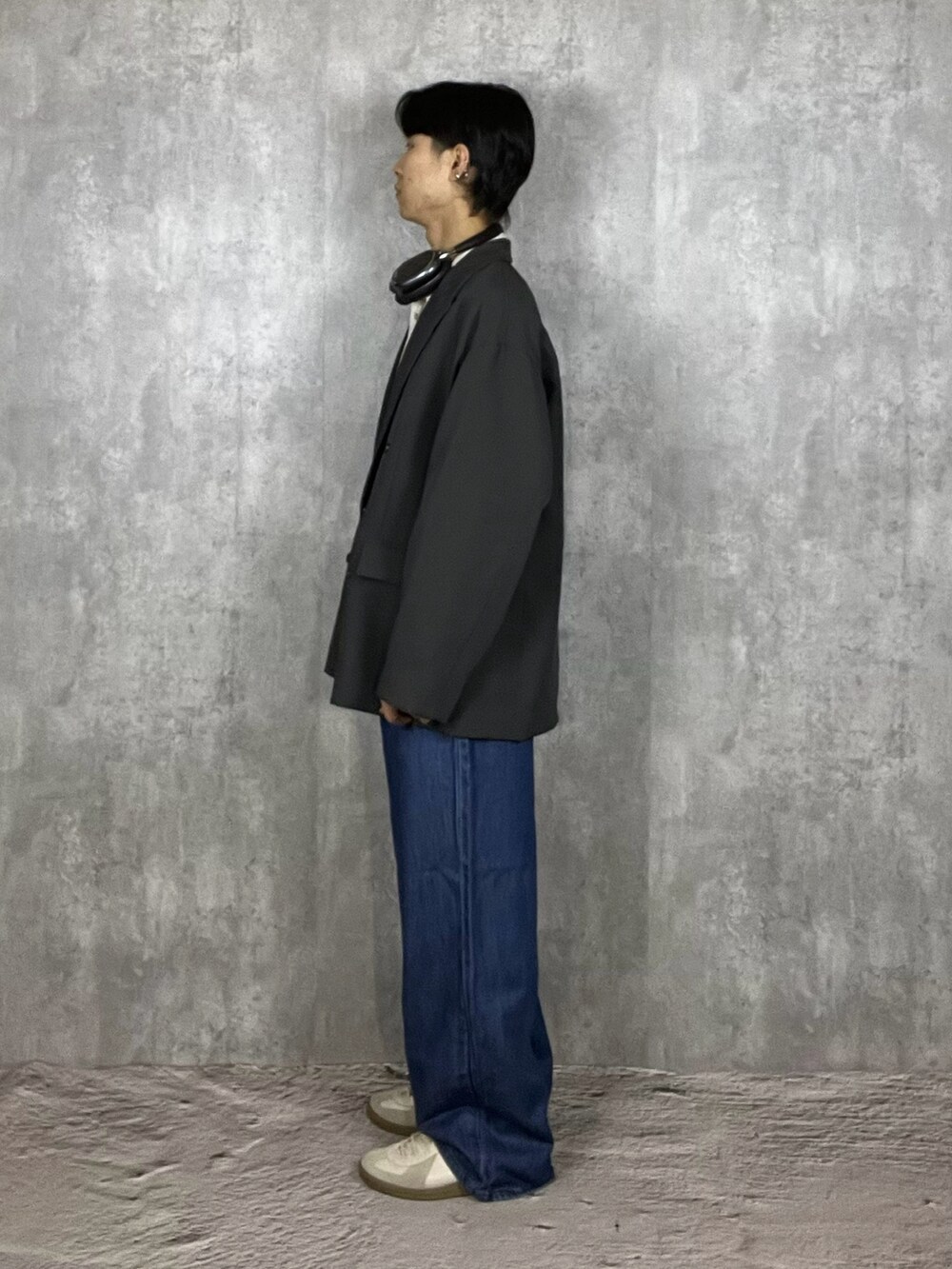 ベージュ系のスニーカー、ブラウン系のテーラードジャケット、ホワイト系のシャツ/ブラウスを着用したメンズの冬コーディネートの3枚目の写真