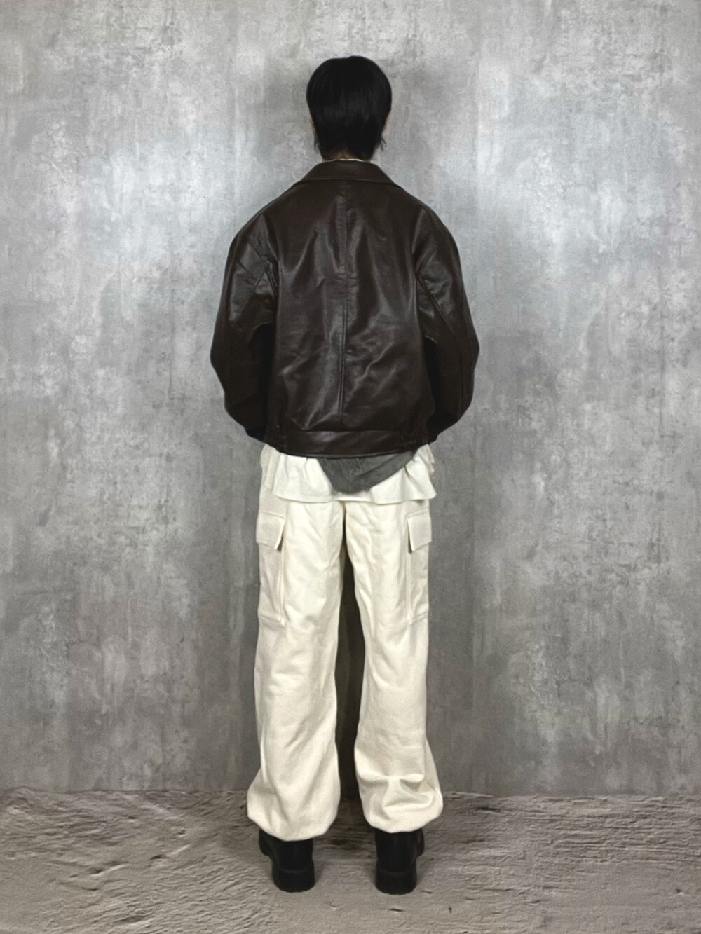 ブラック系のブーツ、ホワイト系のスウェットパンツ、ホワイト系のシャツ/ブラウスを着用したメンズの冬コーディネートの5枚目の写真