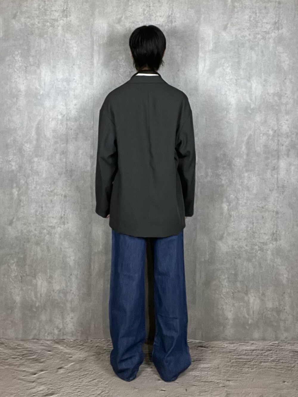 ベージュ系のスニーカー、ブラウン系のテーラードジャケット、ホワイト系のシャツ/ブラウスを着用したメンズの冬コーディネートの4枚目の写真