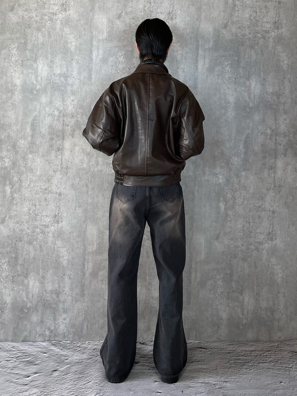 ブラック系のブーツ、ブラック系のデニムパンツ、ブラウン系のブルゾンを着用したメンズの冬コーディネートの5枚目の写真