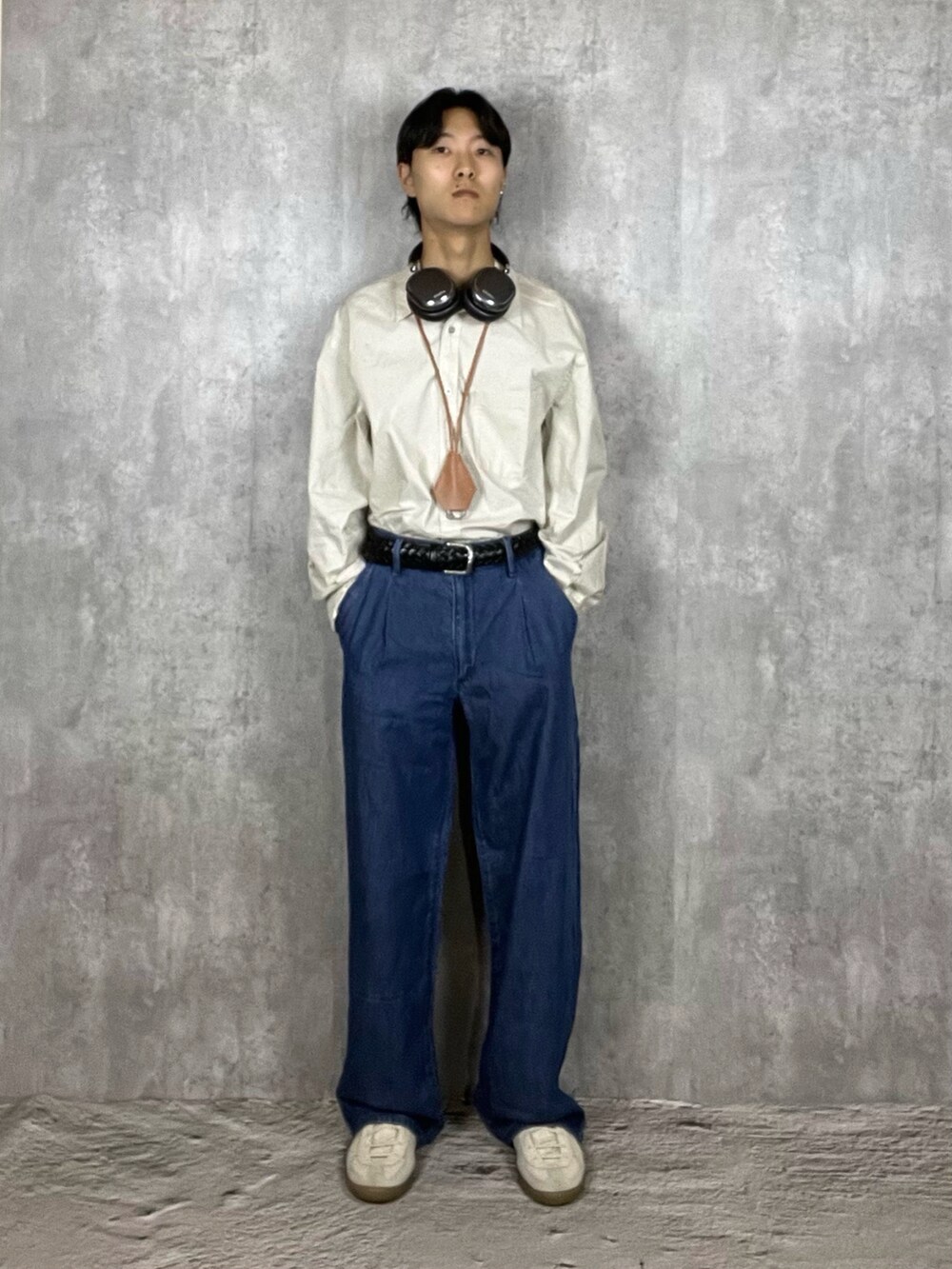 ベージュ系のスニーカー、ブラウン系のテーラードジャケット、ホワイト系のシャツ/ブラウスを着用したメンズの冬コーディネートの2枚目の写真