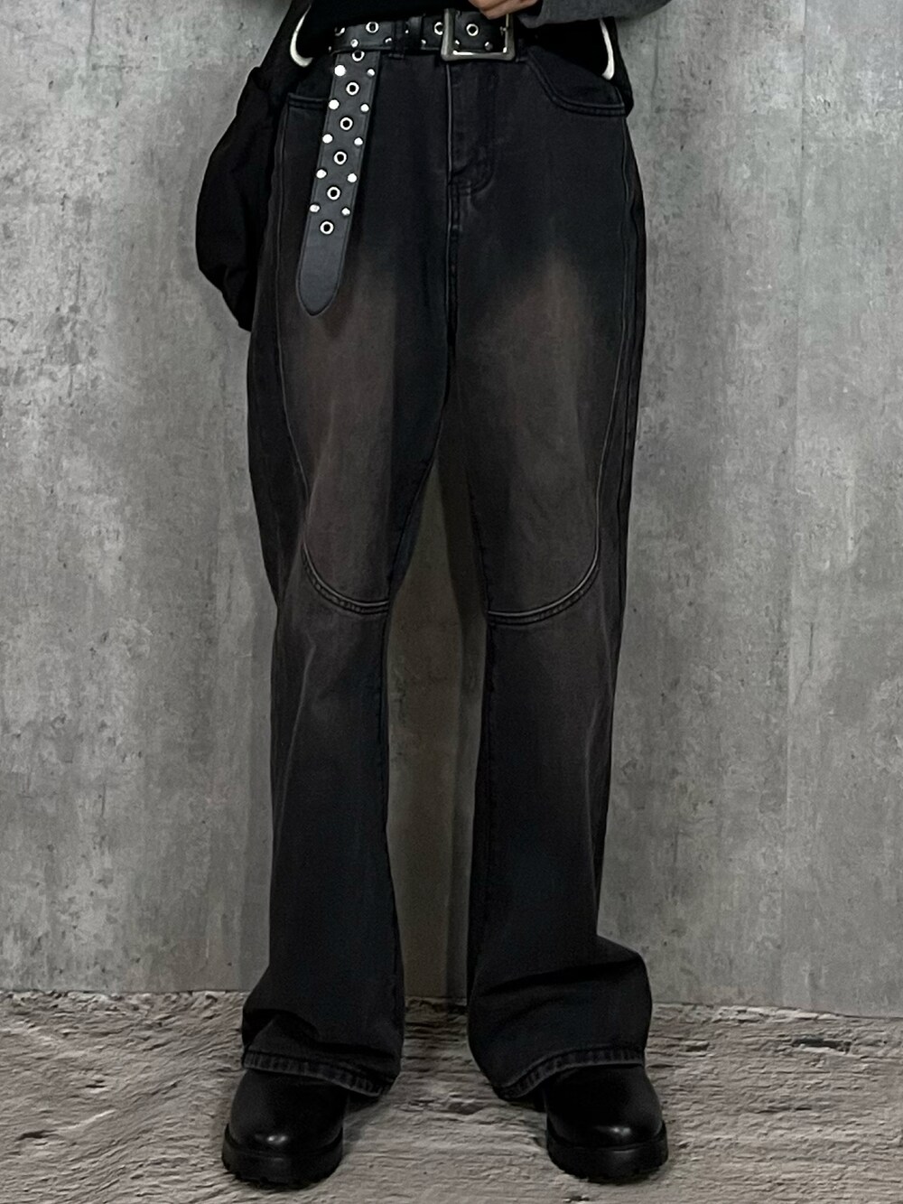 ブラック系のデニムパンツ、ブラック系のブーツ、ブラック系のショルダーバッグを着用したメンズの春コーディネートの3枚目の写真