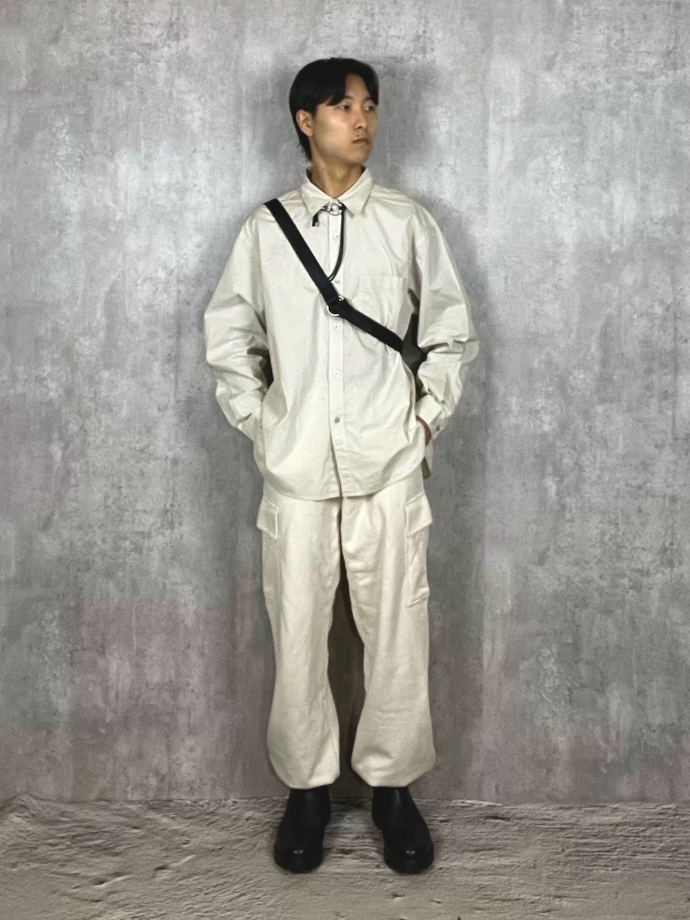 ブラック系のブーツ、ホワイト系のスウェットパンツ、ホワイト系のシャツ/ブラウスを着用したメンズの冬コーディネートの2枚目の写真