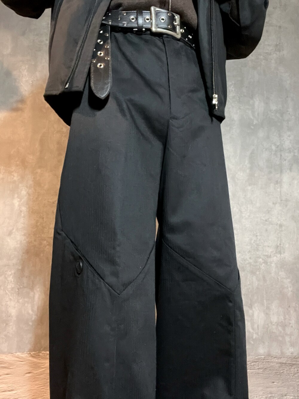 ブラック系のドレスシューズ、ブラウン系のニット/セーター、ブラック系のジャケット/アウターを着用したメンズの冬コーディネートの5枚目の写真