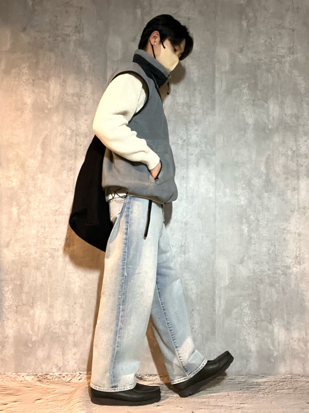 ブラック系のブーツ、ブルー系のデニムパンツ、ホワイト系のニット/セーターを着用したメンズの冬コーディネートの3枚目の写真