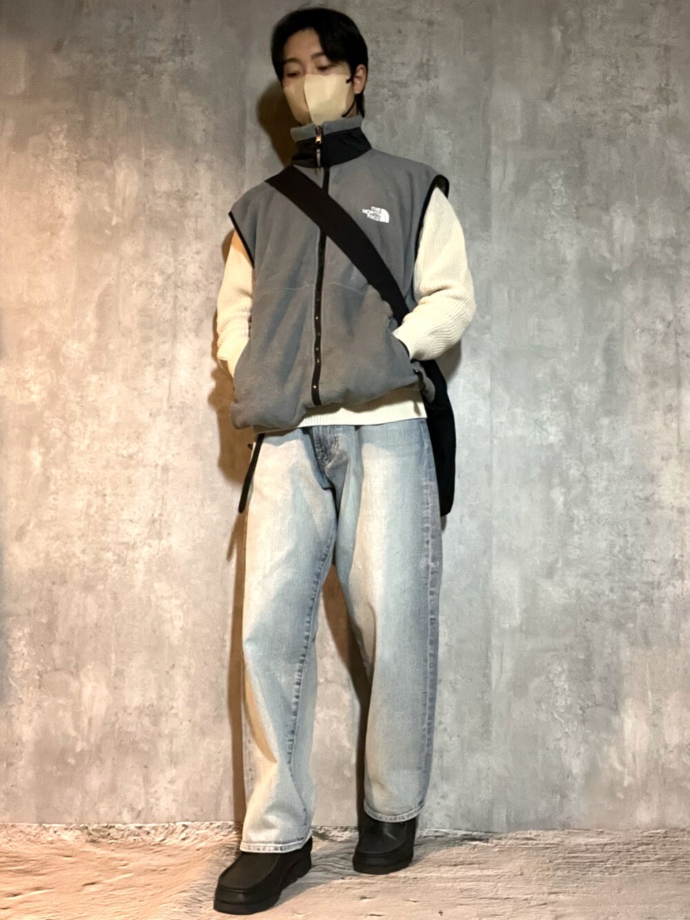 ブラック系のブーツ、ブルー系のデニムパンツ、ホワイト系のニット/セーターを着用したメンズの冬コーディネートの5枚目の写真