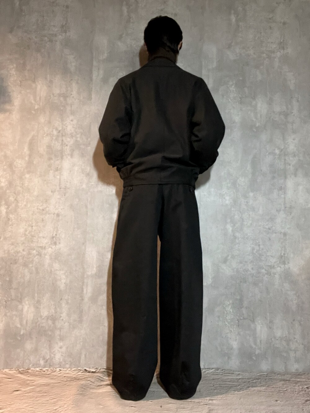 ブラック系のドレスシューズ、ブラウン系のニット/セーター、ブラック系のジャケット/アウターを着用したメンズの冬コーディネートの4枚目の写真