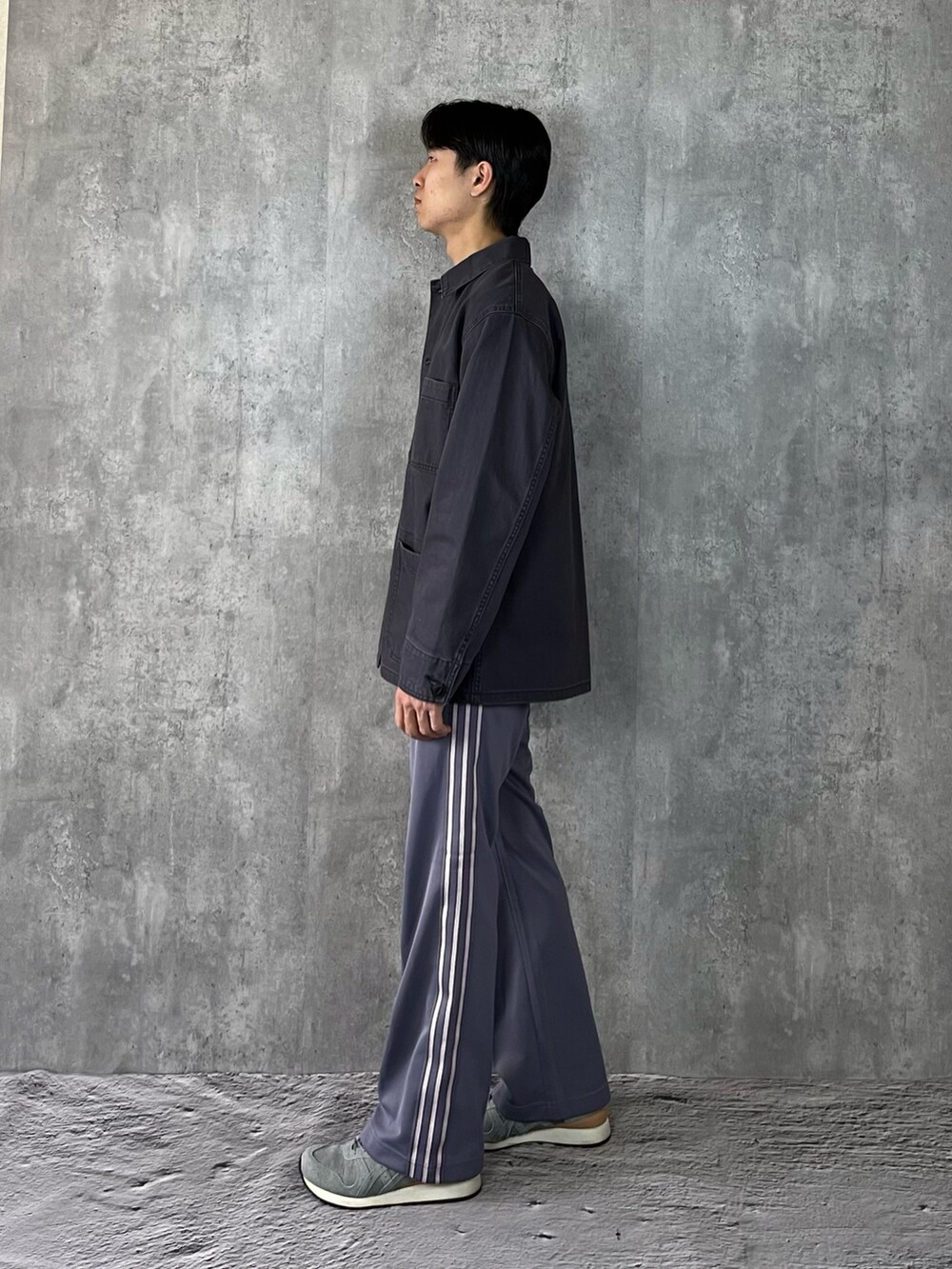 グレー系のスニーカー、パープル系のパンツ、ブラック系のニット/セーターを着用したメンズの冬コーディネートの3枚目の写真